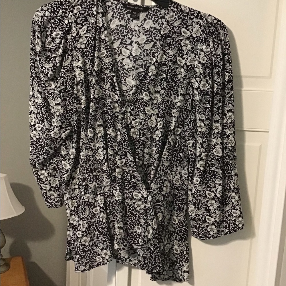 Banana Republic black & white floral print blouse